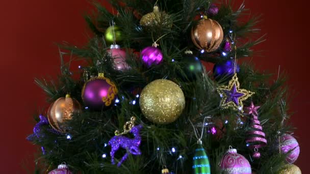  Mücevher renk süslemeleri ile sönen ışıkları ile Noel ağacı. - Video, Çekim