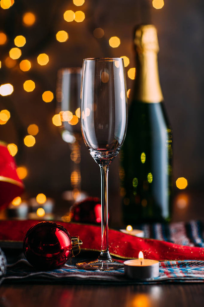 Glazen champagne met kaars - Foto, afbeelding
