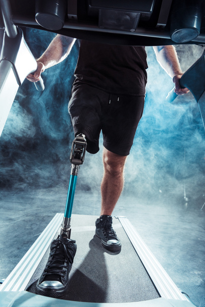 sportsman with leg prosthesis training on treadmill - Фото, изображение