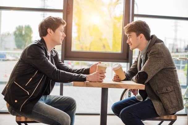 homens sentados no café
 - Foto, Imagem