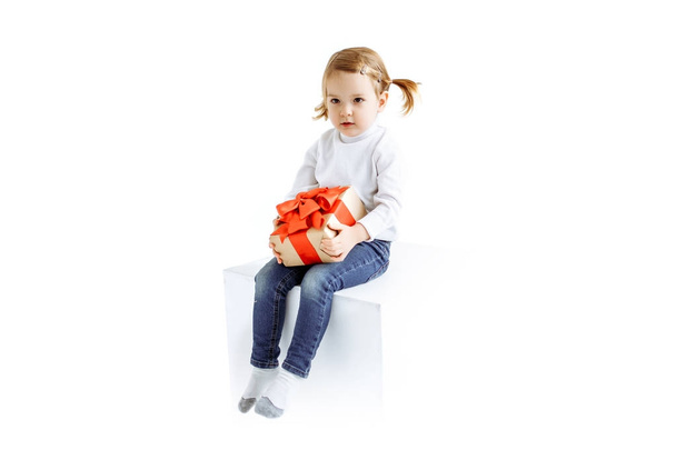 Petite fille mignonne avec un cadeau sur isolat blanc
 - Photo, image