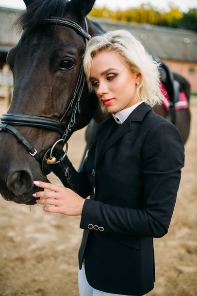 jockey kobieta z koniem  - Zdjęcie, obraz