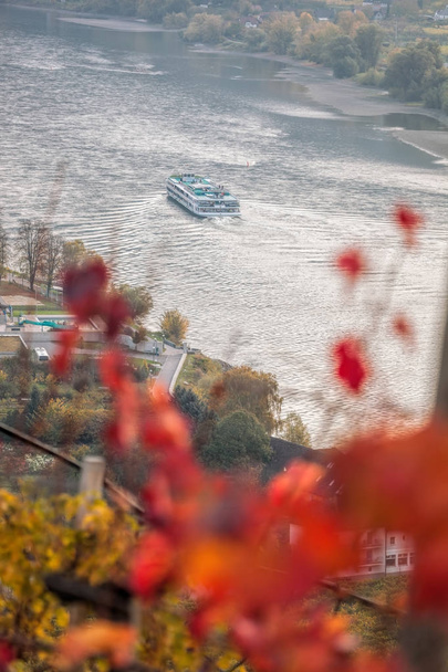 Táj a Wachau-völgy Spitz falu hajók a Duna, Ausztria. - Fotó, kép