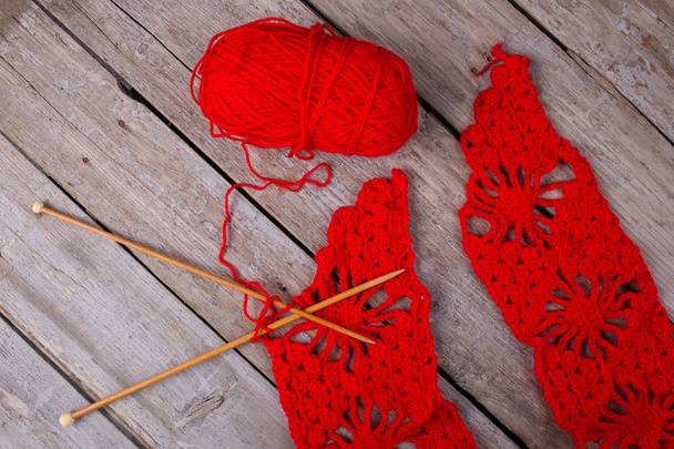 Maken van rode sjaal - Foto, afbeelding