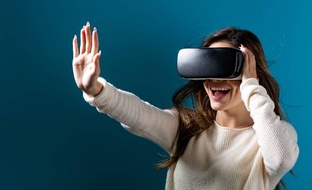 Woman using virtual reality - Zdjęcie, obraz