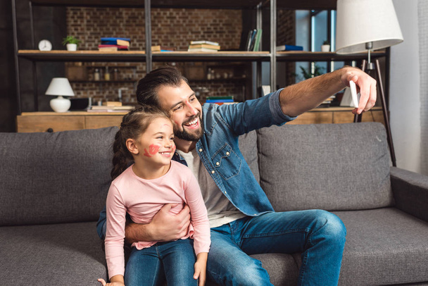 father and daughter taking selfie - Valokuva, kuva
