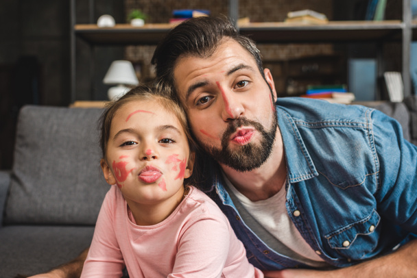 Baba ve kızı ile boyalı yüzler - Fotoğraf, Görsel