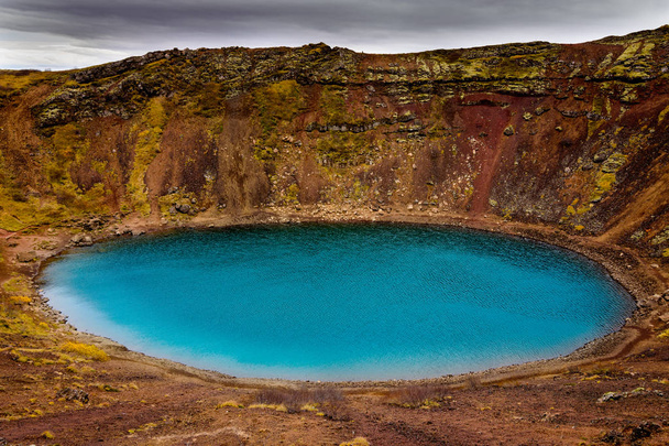 Jezioro Kerid południowej Islandii - Zdjęcie, obraz