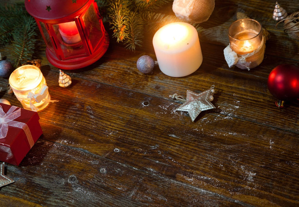 Noel süslemeleri mavi ahşap arka plan üzerinde fener - Fotoğraf, Görsel