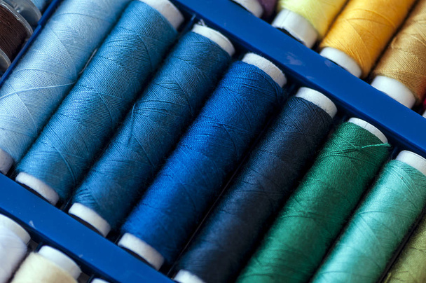 Fios de costura coloridos
 - Foto, Imagem