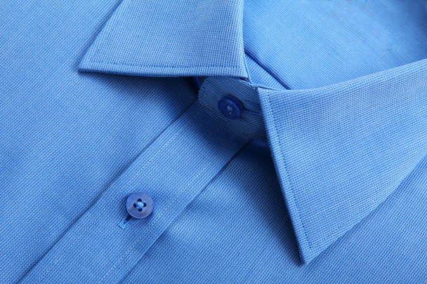 Nahaufnahme von blauem Business-Hemd. - Foto, Bild