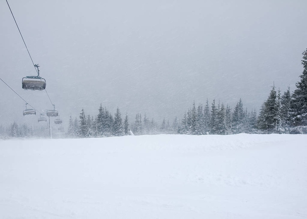 Tormenta de nieve severa en una estación de esquí
 - Foto, imagen