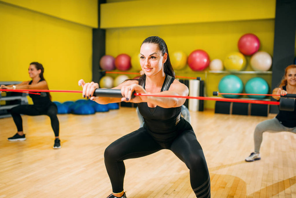 mujeres haciendo ejercicio con barras
 - Foto, imagen