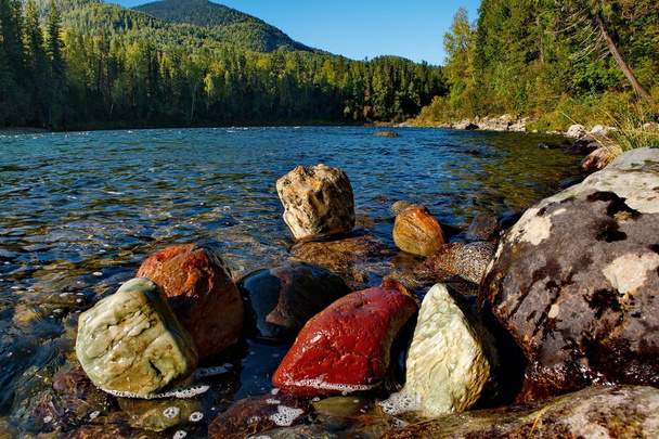 A kövek, a hegyi folyók, Szibéria - Fotó, kép