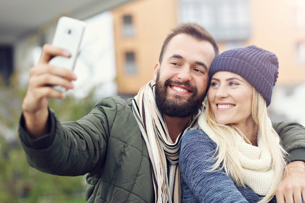 街でデート幸せな若いカップルの図 - 写真・画像