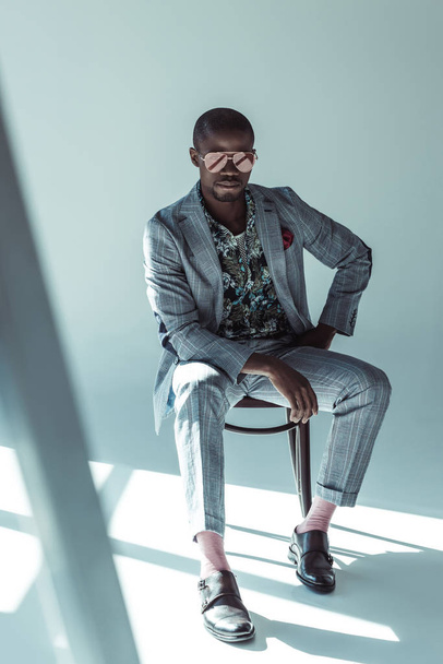 Stylish man in suit posing on chair - Valokuva, kuva
