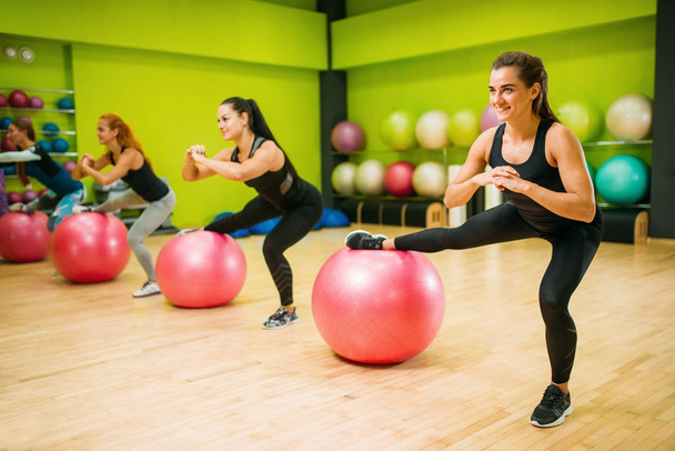 mujeres sonrientes en el entrenamiento de fitness
  - Foto, Imagen