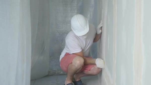Man Hand Sanding Plaster Wall, close up - Materiaali, video
