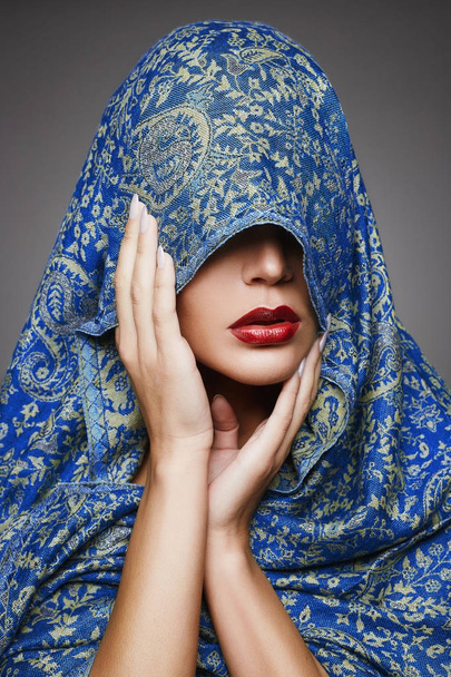 modrý šátek pokrývá žena tvář - Fotografie, Obrázek