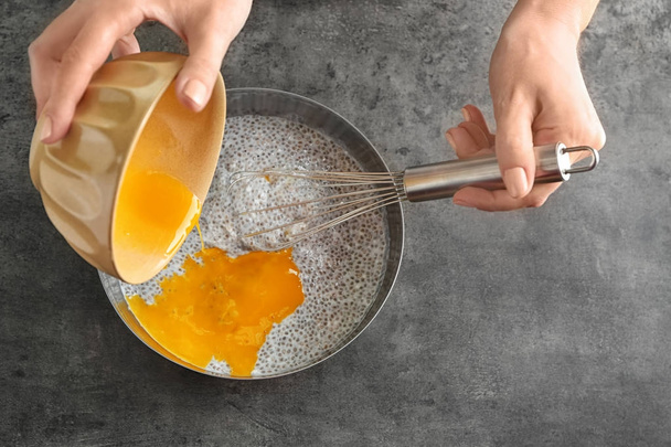 Woman making chia seed pudding - Foto, afbeelding