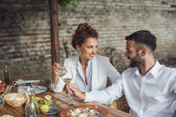 Man and Woman Enjoying Wine - Φωτογραφία, εικόνα