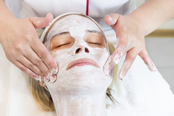 Massage et peeling du visage au salon
  - Photo, image