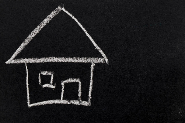 Gesso bianco disegno come forma della casa su sfondo bordo nero (Concetto di casa da sogno, famiglia felice
) - Foto, immagini