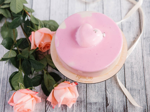рожевий торт і троянди
 - Фото, зображення