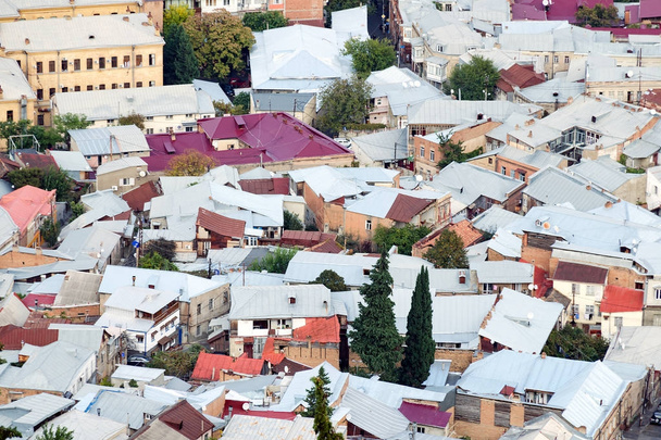 Développement urbain dense - une vue sur les toits des maisons d'en haut. Concept de surpopulation
. - Photo, image