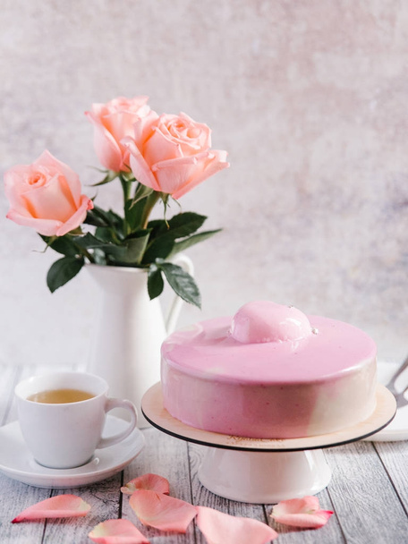 ροζ τούρτα και τριαντάφυλλα - Φωτογραφία, εικόνα