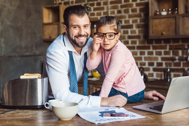 father and daughter sitting on kitchen - Foto, imagen