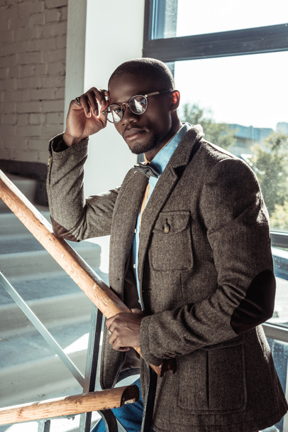 Homme afro-américain élégant dans les escaliers
 - Photo, image