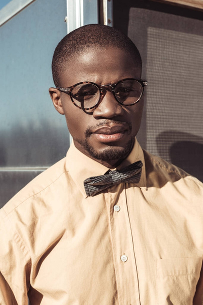 Młody człowiek Afroamerykanów w okularach - Zdjęcie, obraz