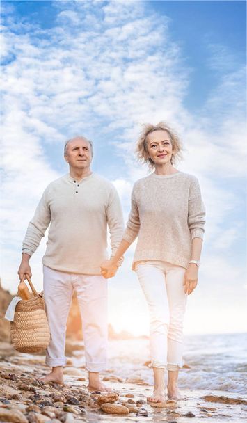 Onnellinen vanhempi pari kävelee rannalla
 - Valokuva, kuva