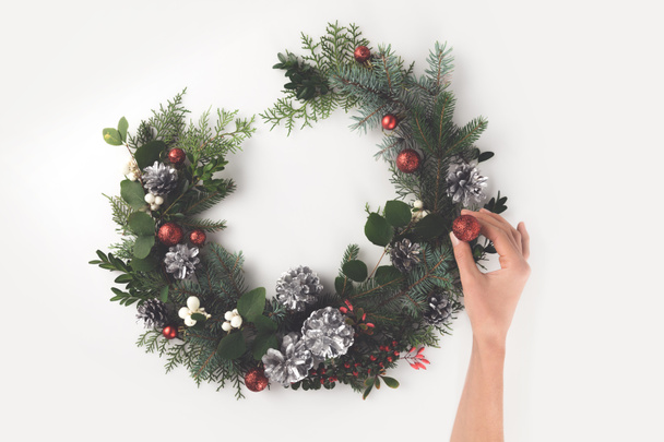 hand making christmas wreath  - Фото, зображення