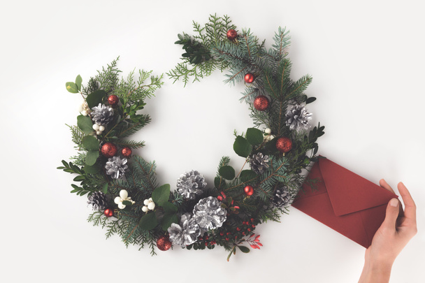christmas wreath and envelope - Foto, afbeelding