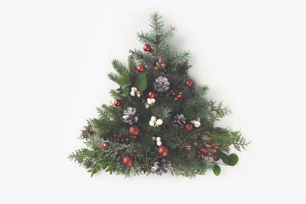 χριστουγεννιάτικο δέντρο φτιαγμένο από κλαδιά έλατου - Φωτογραφία, εικόνα