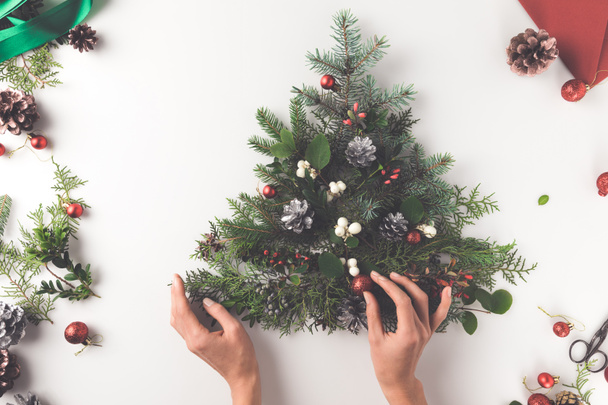mano haciendo árbol de navidad
 - Foto, imagen