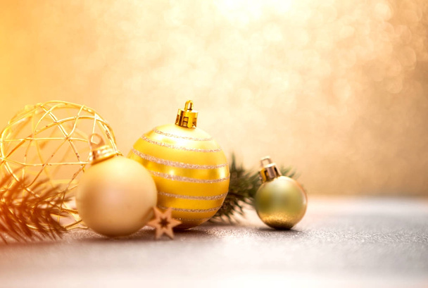 Weihnachten Hintergrund mit Weihnachtskugeln, Geschenken und Dekoration - Foto, Bild