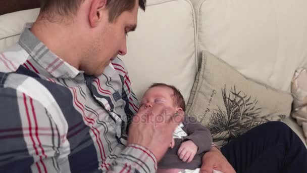 Vater hält ein neugeborenes Baby - Filmmaterial, Video