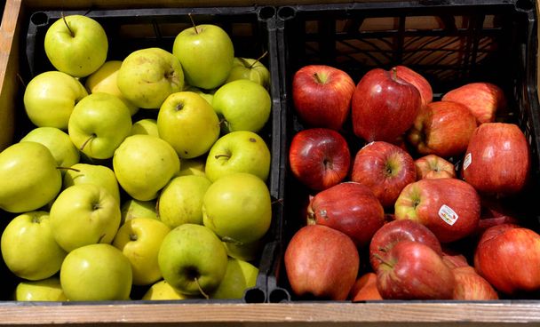 frutas y hortalizas dispuestas en un supermercado
 - Foto, Imagen