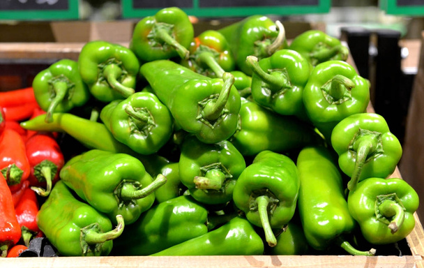φρούτα και λαχανικά που είναι διατεταγμένα σε ένα σούπερ μάρκετ - Φωτογραφία, εικόνα