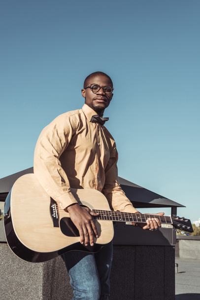 africano americano hombre jugando guitarra - Foto, Imagen