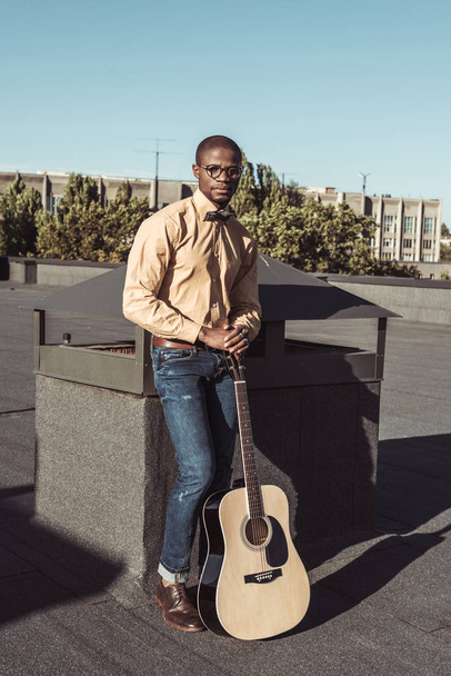Joven afroamericano hombre sosteniendo la guitarra
 - Foto, Imagen