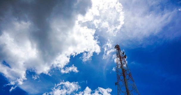Γαλάζιο του ουρανού στο βάθος τον πύργο κινητό τηλέφωνο χρησιμοποιείται για την αποστολή  - Φωτογραφία, εικόνα