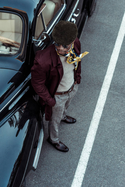 Модні афроамериканець людиною позують з автомобіля - Фото, зображення