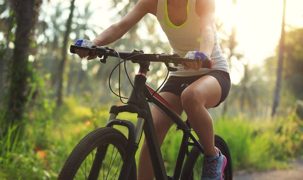 Young  woman cycling on trail - Foto, Imagen