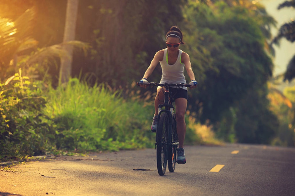 Genç kadın yolda Bisiklete binme - Fotoğraf, Görsel