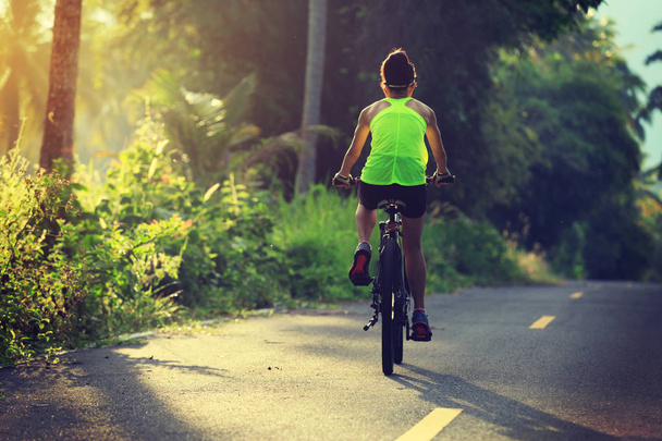 Jeune femme faisant du vélo sur piste
 - Photo, image