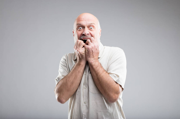 vyděšený muž okusovat nehty kvůli strachu - Fotografie, Obrázek